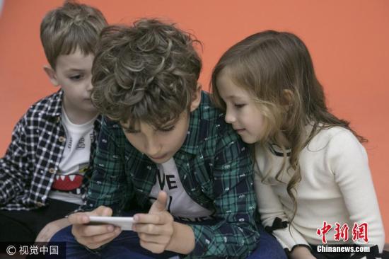 外報：一天滑手機(jī)80次 孩子網(wǎng)癮過高怎么辦？