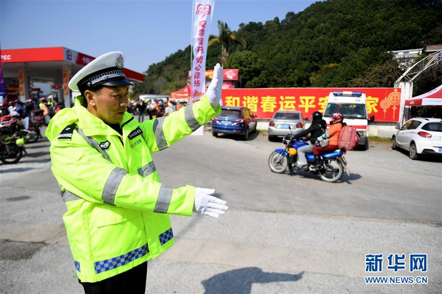 （關(guān)注春運(yùn)）（1）堅(jiān)守春運(yùn)17載 溫暖鐵騎返鄉(xiāng)路