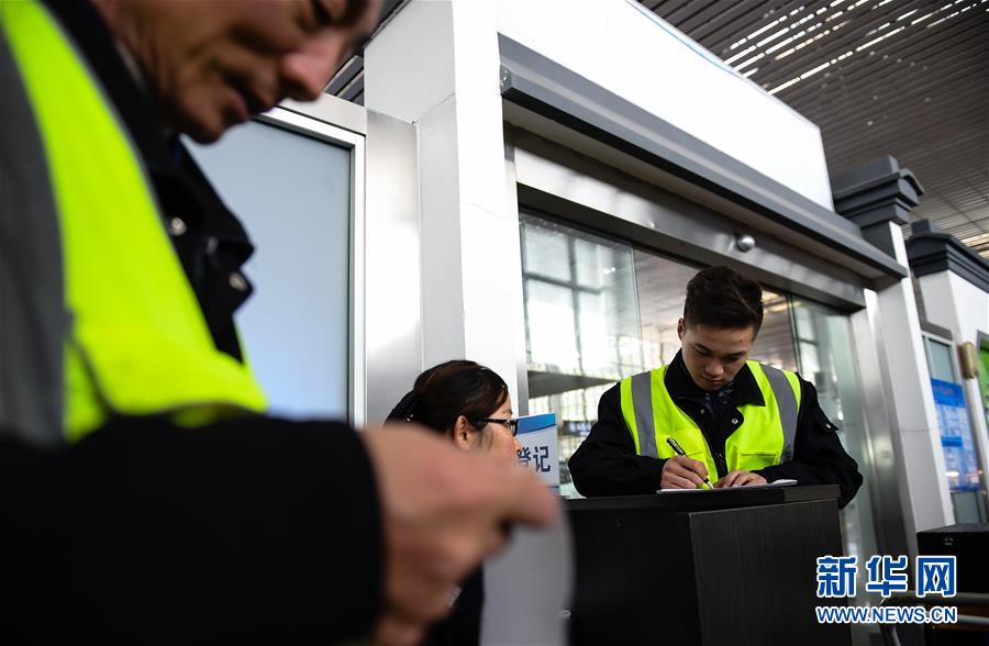 （關注春運·圖片故事）（3） 奔跑吧！高鐵送餐小哥