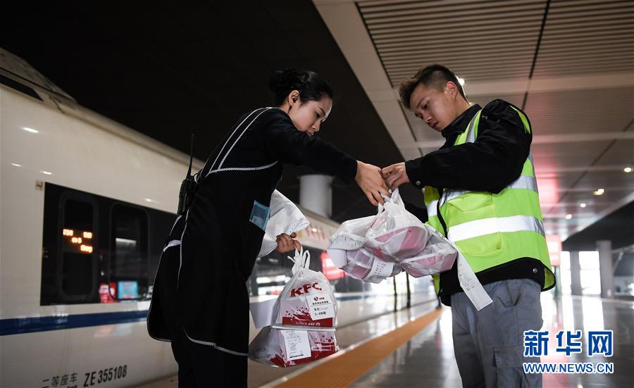 （關注春運·圖片故事）（8） 奔跑吧！高鐵送餐小哥