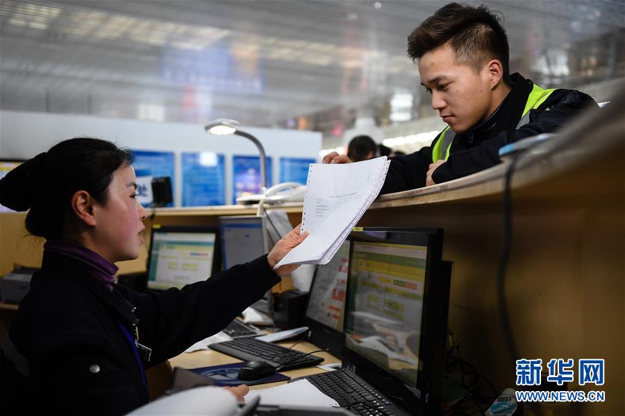 （關(guān)注春運·圖片故事）（1） 奔跑吧！高鐵送餐小哥