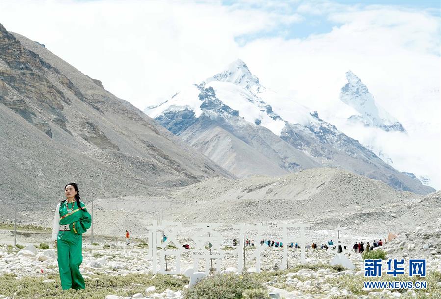 （文化）（5）“格?；ㄩ_”西藏民族服飾秀亮相珠峰大本營