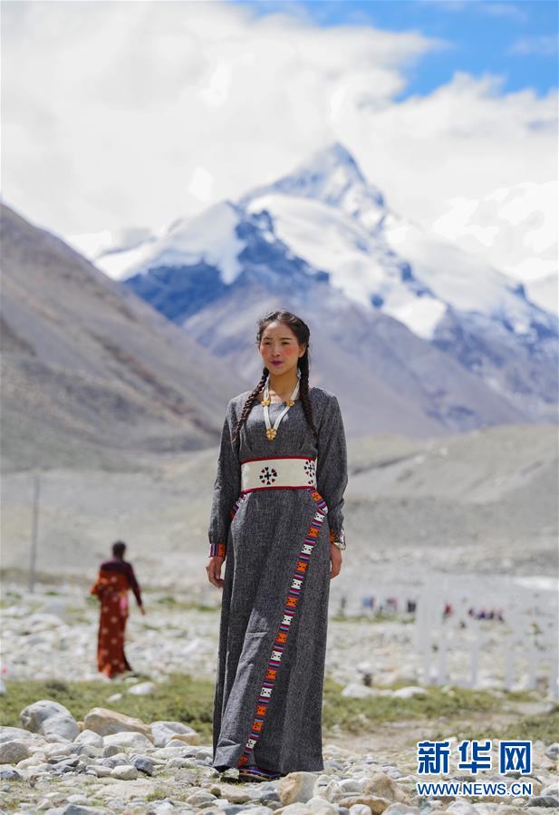 （文化）（3）“格?；ㄩ_”西藏民族服飾秀亮相珠峰大本營