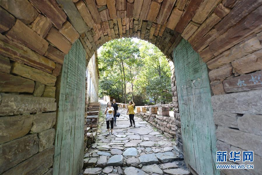 （社會(huì)）（3）探訪(fǎng)太行深山古村落——英談石寨