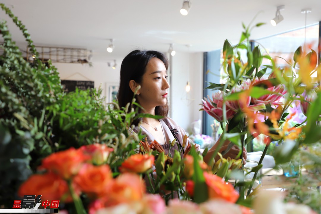 每天和花打交道是一個(gè)幸福的職業(yè)，但同時(shí)也充滿(mǎn)壓力和挑戰(zhàn)，“花在呈現(xiàn)給客人的那一瞬間是美好的，但前面的每一個(gè)步驟都是很辛苦的?！蓖趵桄抡f(shuō)，花藝是最原始的手工藝產(chǎn)品，沒(méi)有辦法機(jī)械化、流程化和規(guī)模化，必須要用雙手一點(diǎn)點(diǎn)地賦予其生命和美感。圖為王黎媛在挑選制作花束的鮮花。新華網(wǎng) 周亞平/攝 念新洪/文
