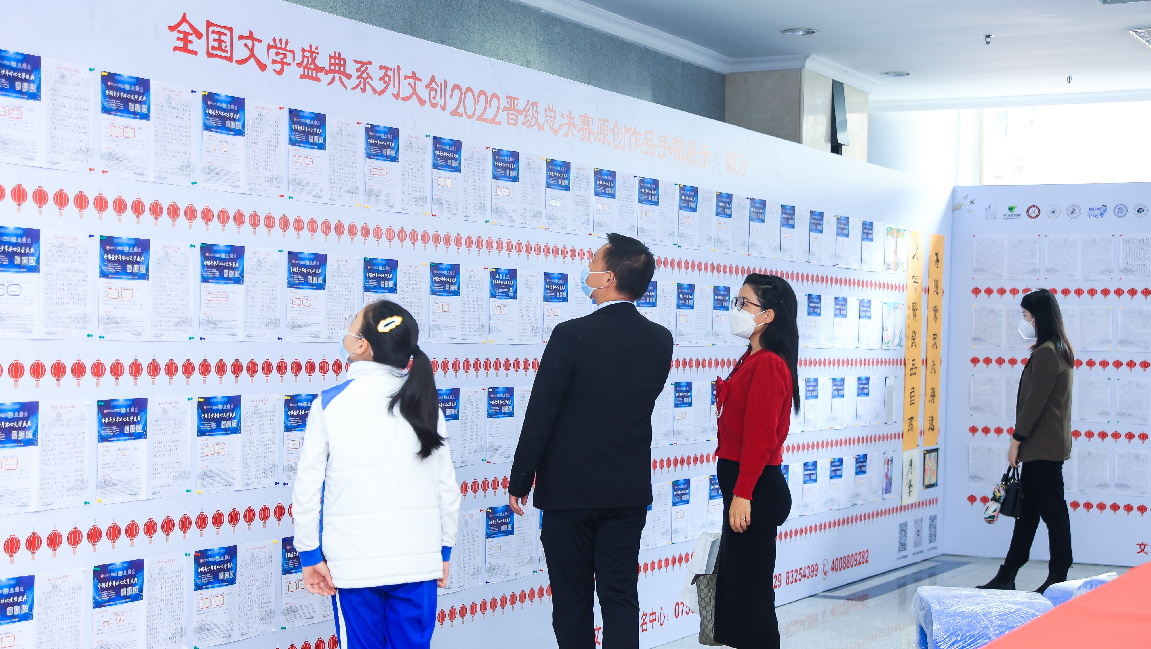 與會(huì)的領(lǐng)導(dǎo)嘉賓、師生文友共同走進(jìn)全國(guó)文學(xué)盛典年度慶典現(xiàn)場(chǎng)展示區(qū)